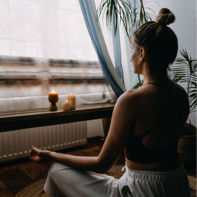 femme qui se détend an faisant de la méditation dans sa maison