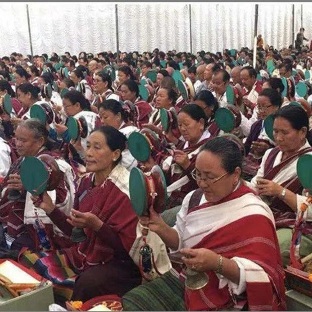 reunion de femmes nepalaises tenant toutes un damaru lors d un rituel religieux 